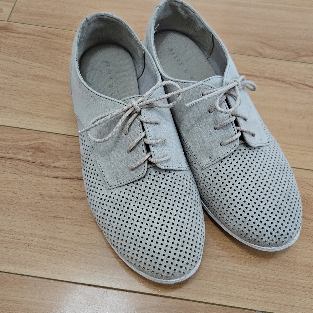 Women's Shoes - Picture 2 of 2